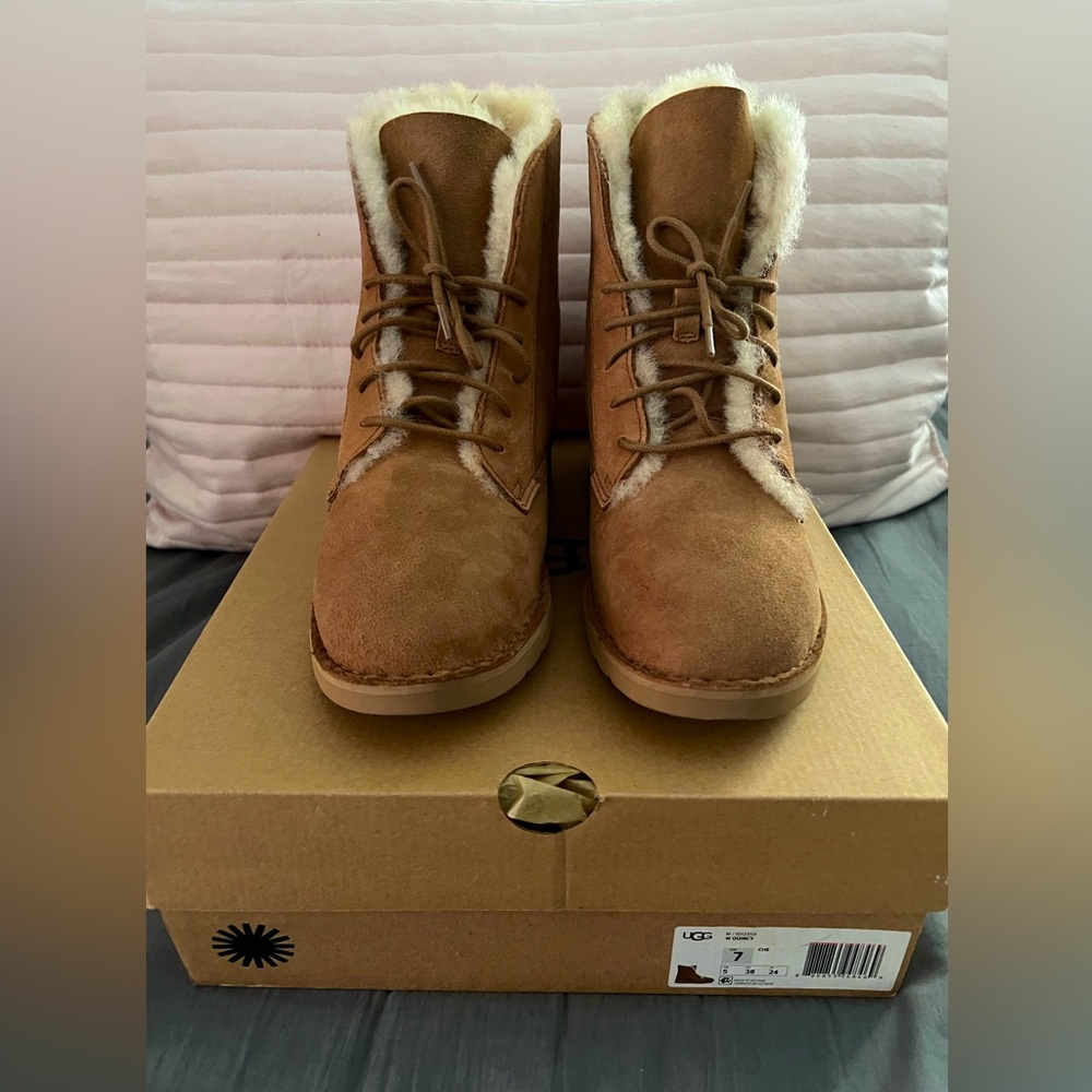 NWT womens UGG Quincy boots size 7